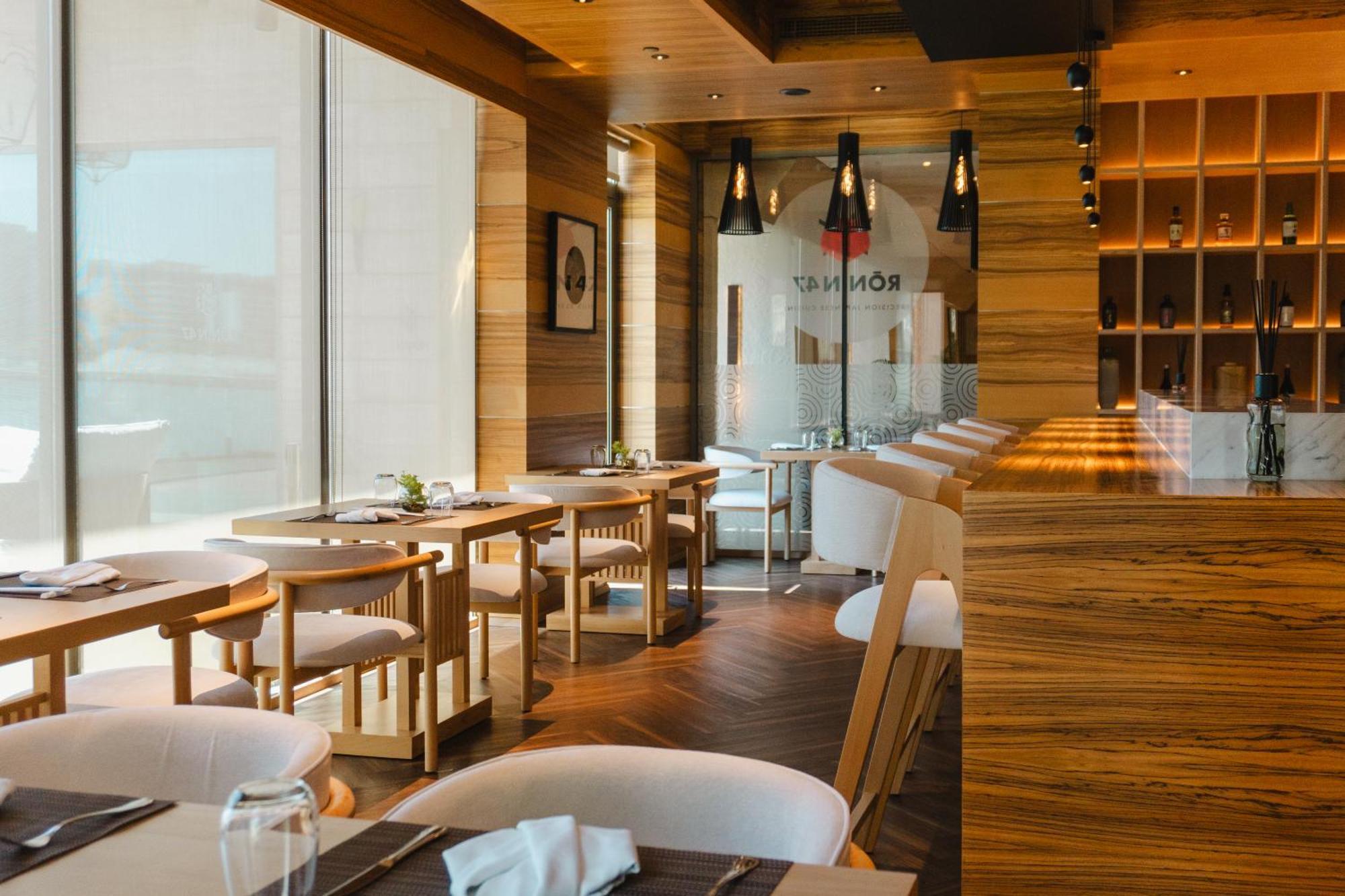 珊瑚度假村 麦纳麦 外观 照片 Interior of the restaurant