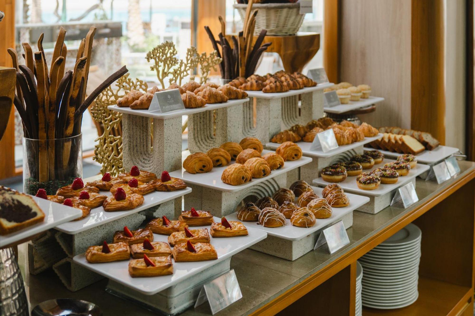 珊瑚度假村 麦纳麦 外观 照片 A selection of pastries