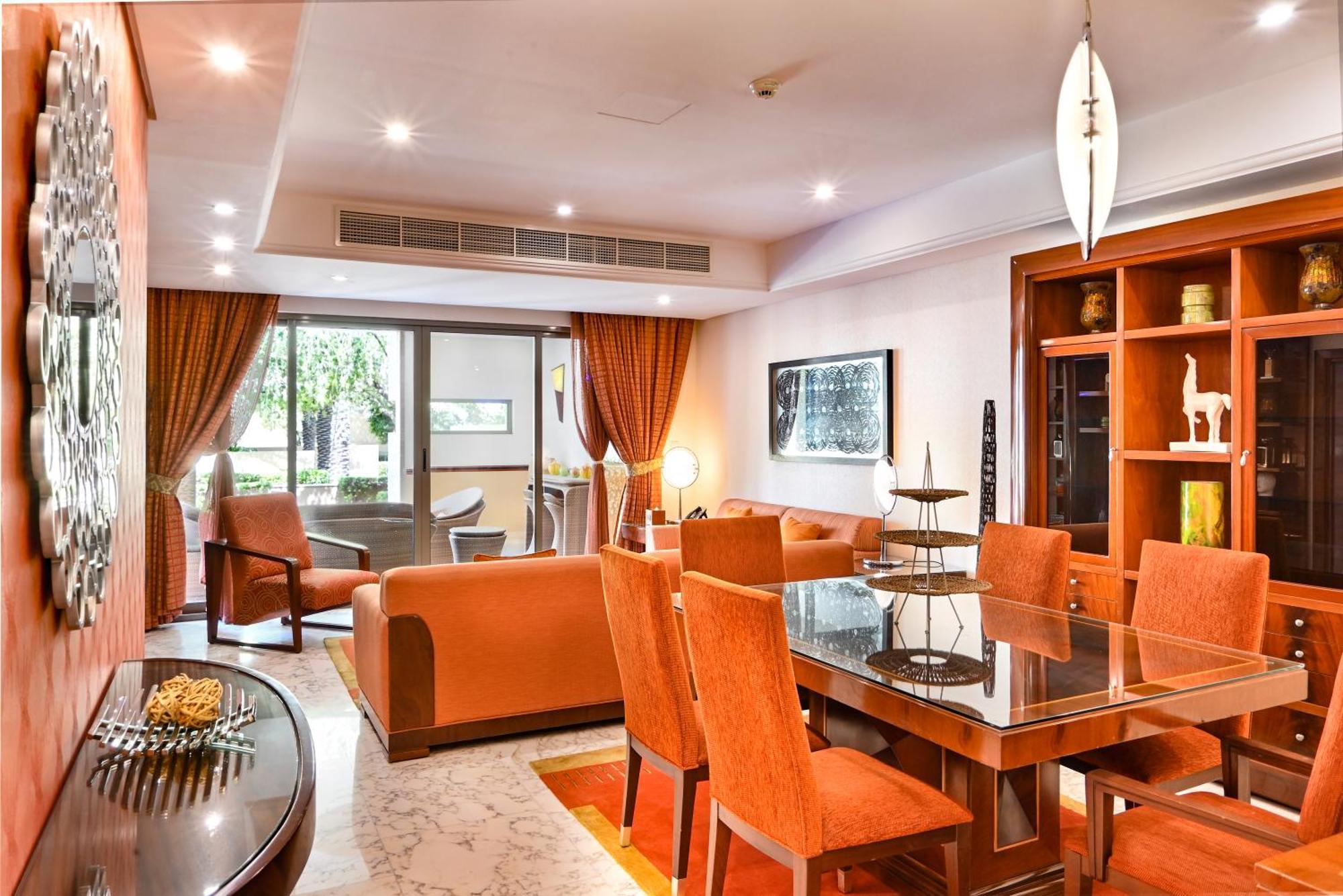 珊瑚度假村 麦纳麦 外观 照片 A living room in a suite at the hotel